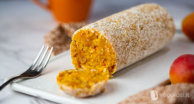 Dolce vegano senza cottura alle albicocche e mandorle