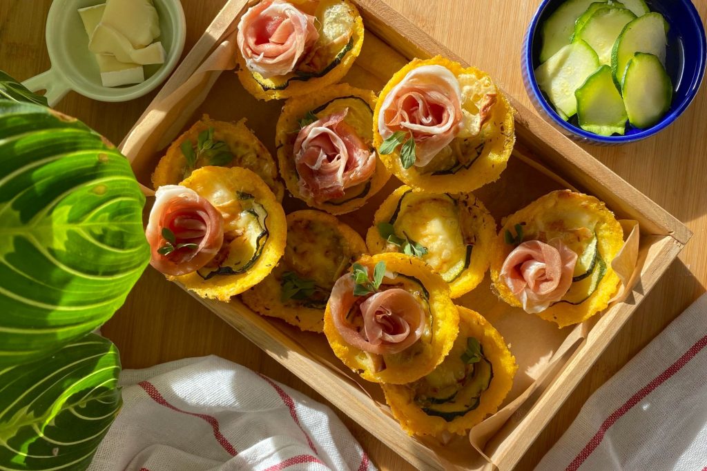 Cestini di polenta con zucchine, brie e prosciutto crudo: l’antipasto gustoso e originale