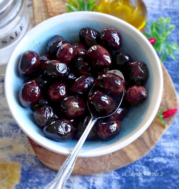 Olive nere messe sotto sale