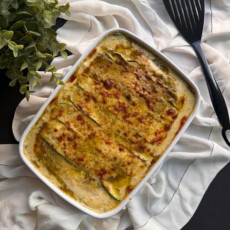 Parmigiana di zucchine al pesto: un piatto dal sapore unico e perfetto in ogni occasione!