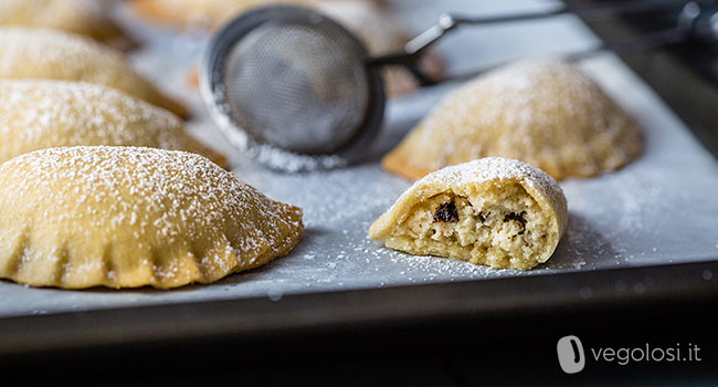 Ravioli dolci di frolla ripieni di ricotta vegan