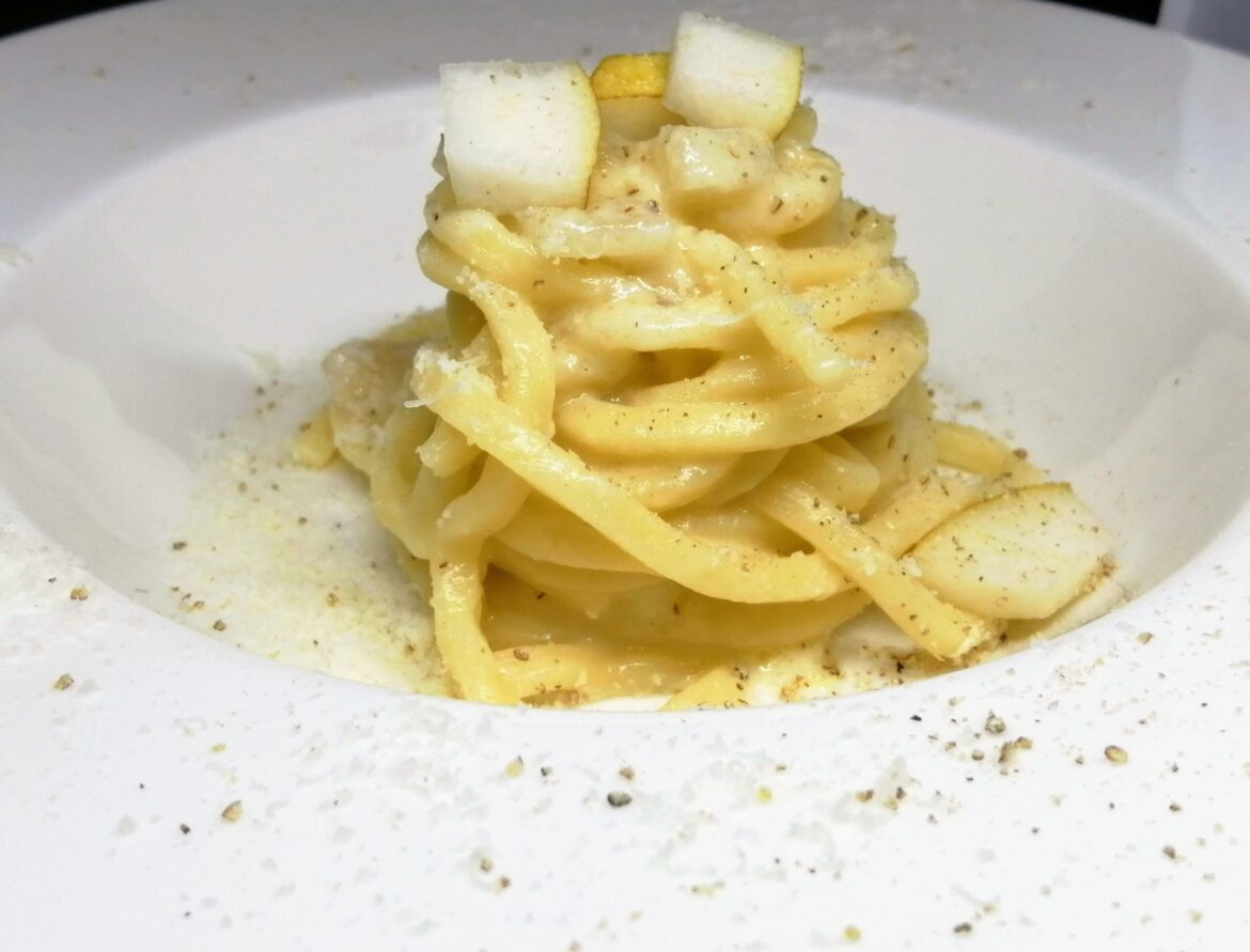Scopri la ricetta della pasta cacio, pepe e pere