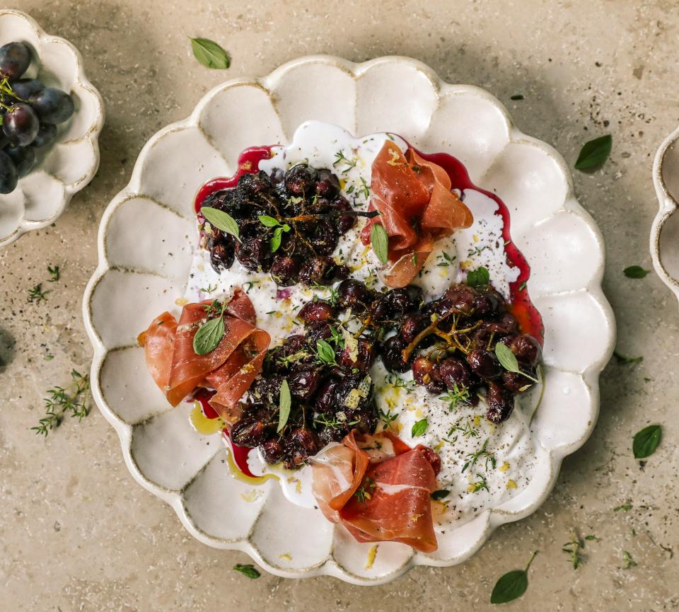 Uva al forno con burrata e rose di prosciutto crudo: l’antipasto che ti lascia a bocca aperta