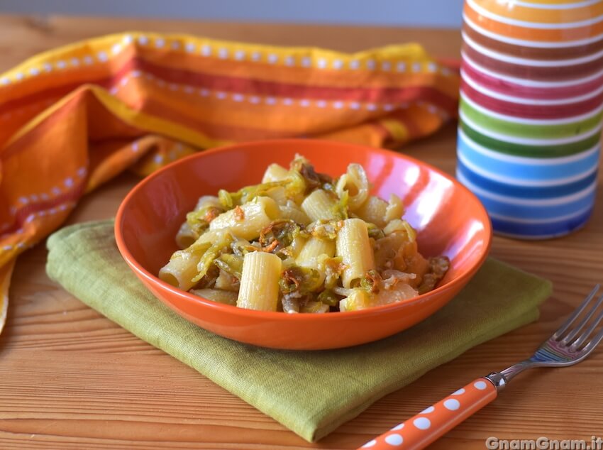 Pasta con fiori di zucca