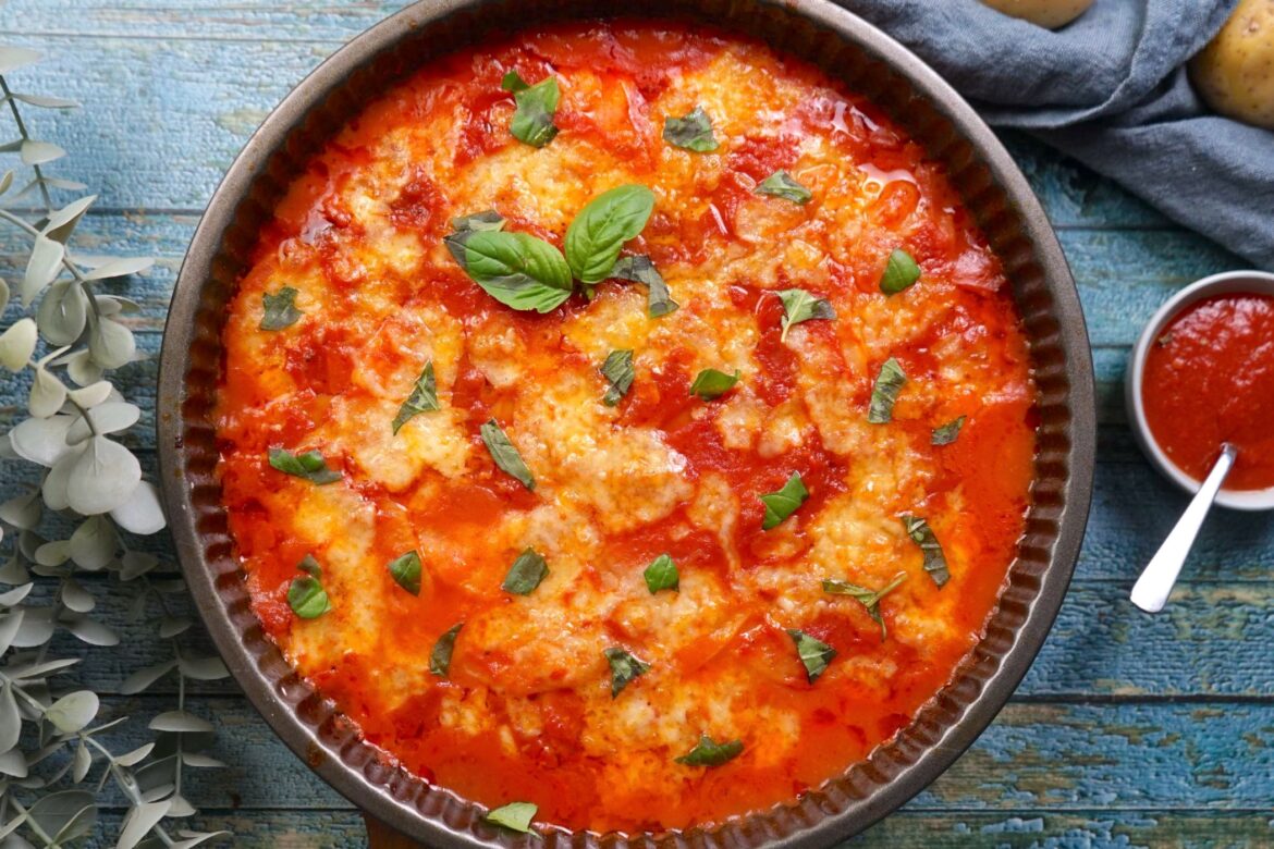 Patate alla pizzaiola, il piatto filante e saporito senza precottura