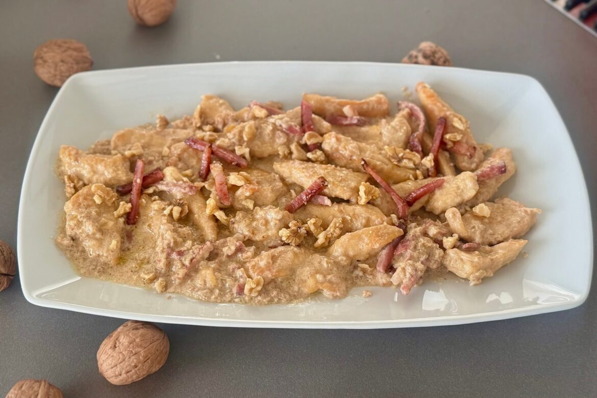Pollo alle noci, il secondo cremoso che si prepara in una sola padella