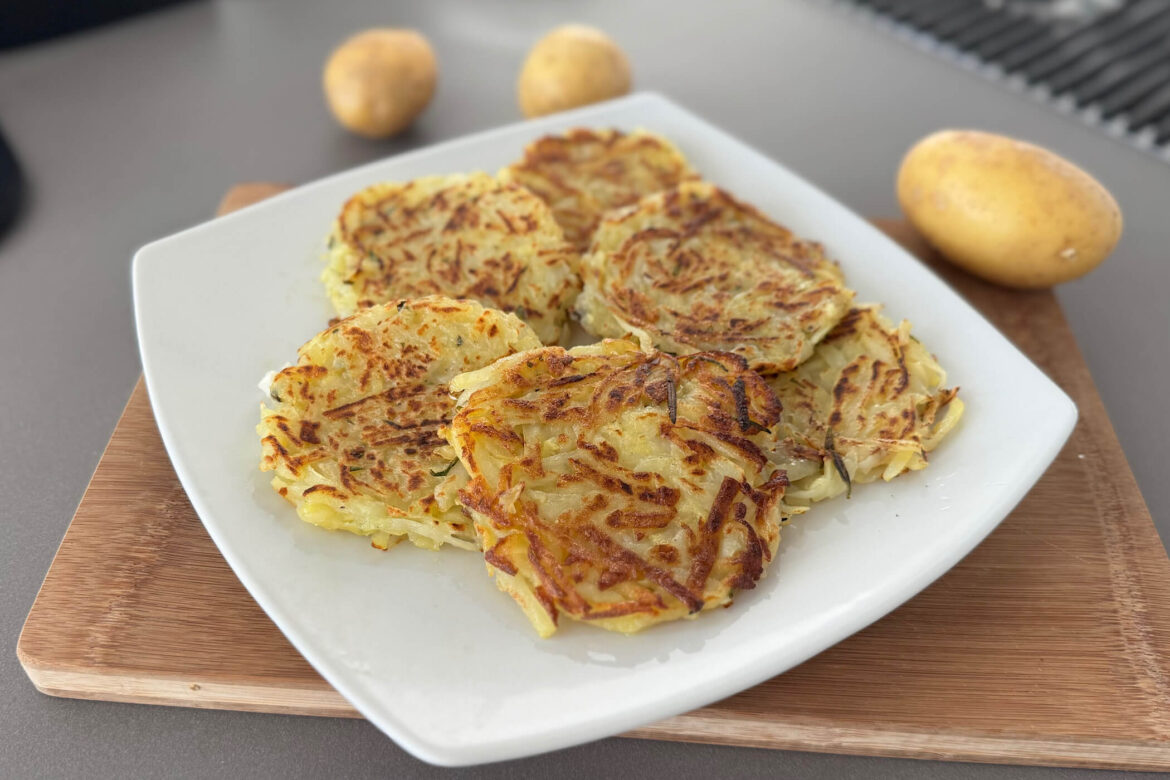 Rosti di patate in padella: dorati, profumati e squisiti