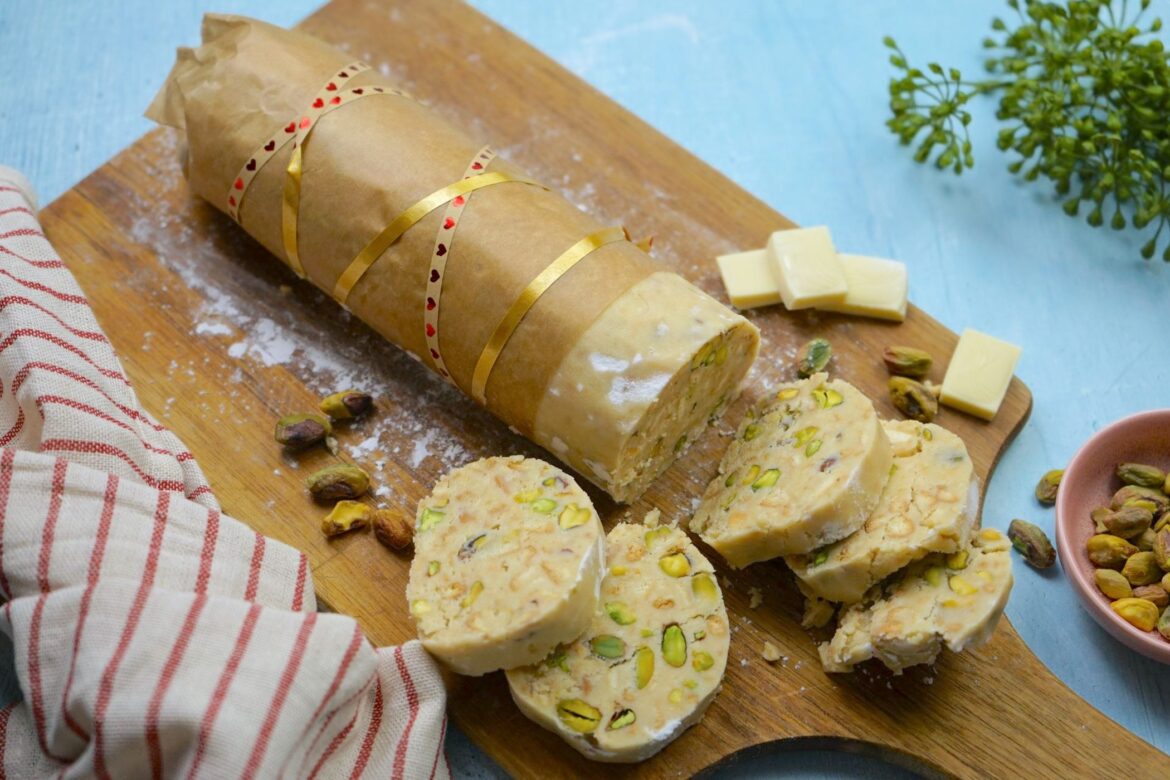 Salame di cioccolato bianco e pistacchi: la variante golosa e irresistibile