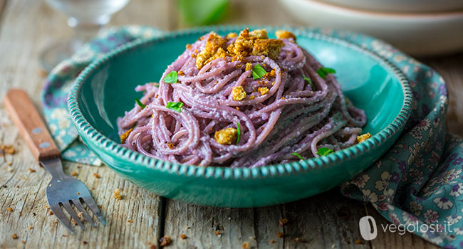 Spaghetti ai 5 cereali con pesto di cavolo cappuccio viola