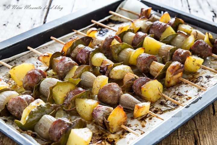 Spiedini patate e salsiccia