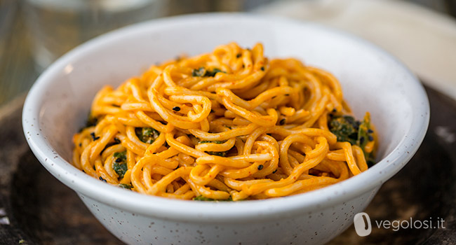 Udon con salsa al curry rosso