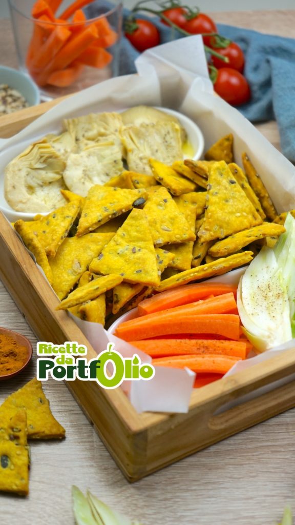 Crackers ai semi e curcuma croccantissimi: la preparazione con olio extra vergine di oliva che ti salva gli aperitivi