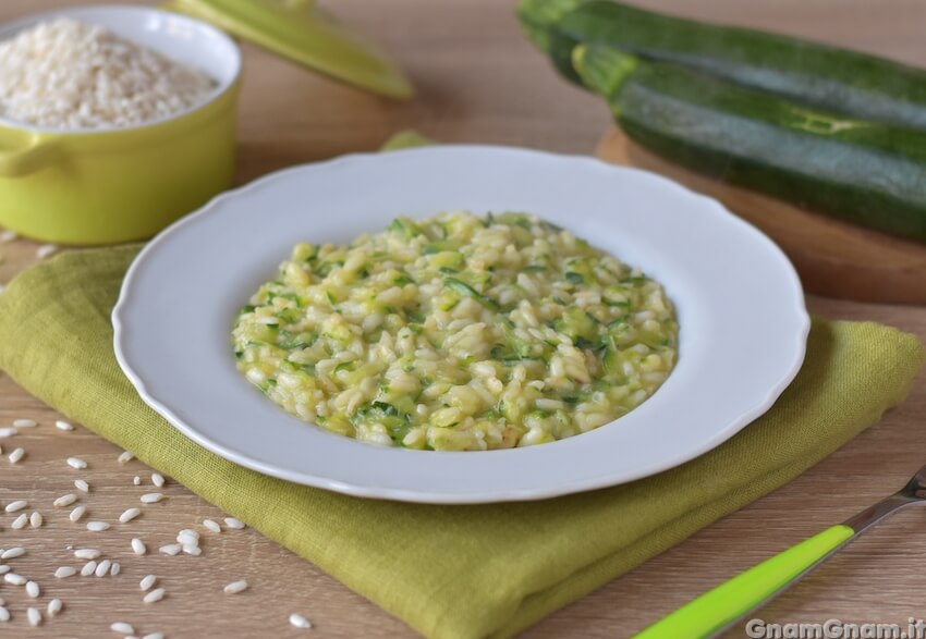 Risotto con le zucchine: il primo piatto facile e veloce che ti salva il pranzo