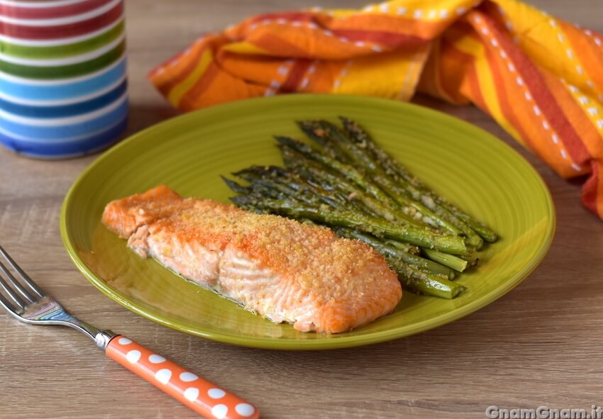 Salmone e asparagi: metto tutto in teglia e la cena è pronta