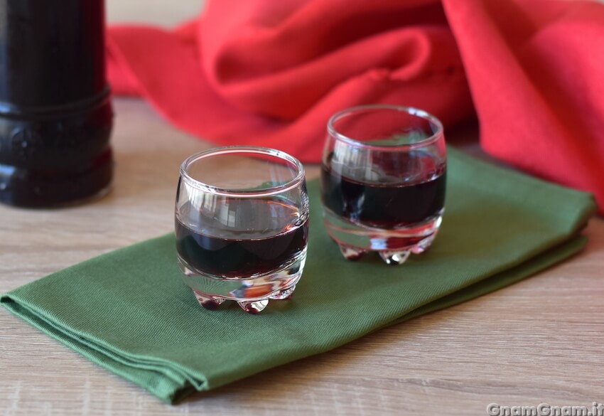 Liquore cherry fatto in casa: la ricetta che rifaccio ogni estate