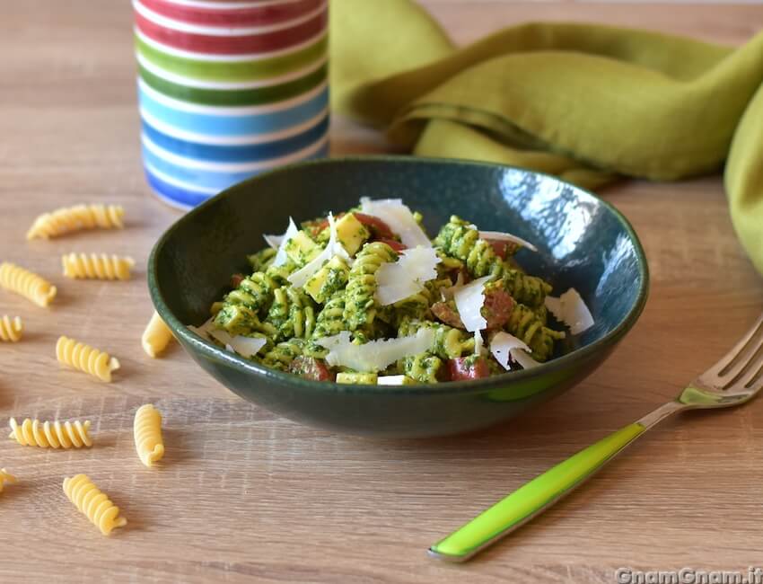 Pasta con pesto di rucola: il primo estivo pronto in 15 minuti