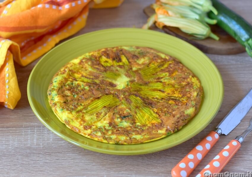 Frittata di zucchine e fiori di zucca: la ricetta veloce che potrebbe essere la tua cena di stasera