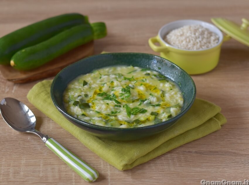Riso e zucchine alla napoletana: la ricetta semplice che si prepara in un’unica pentola