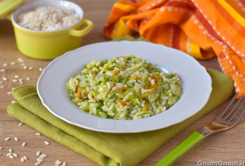 Risotto alle zucchine e fiori di zucca: il primo piatto facile pronto in 25 minuti