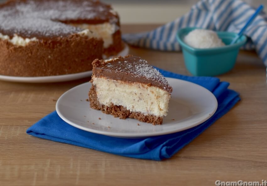 Torta Bounty senza cottura: il dolce fresco al cocco e cioccolato perfetto per l’estate