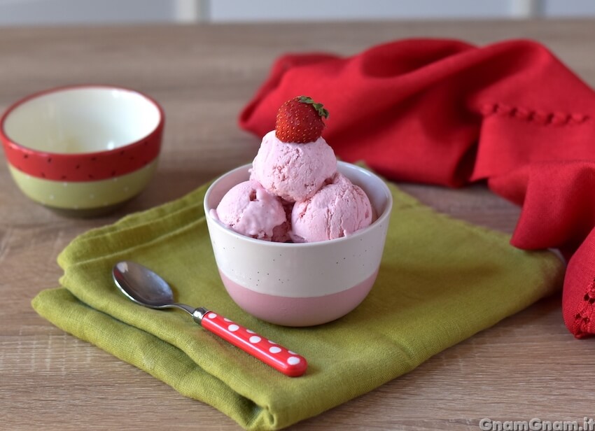 Gelato alla fragola senza gelatiera: ecco come farlo in casa