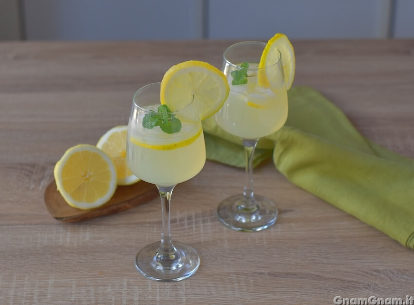 Limoncello spritz: ecco come prepararlo in casa per l’aperitivo