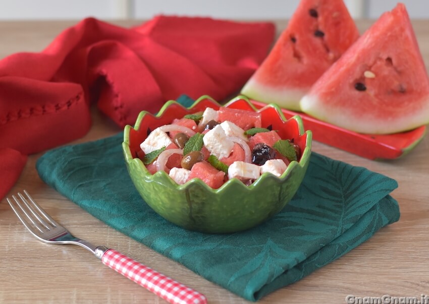 Insalata di anguria e feta: il mio salva cena estivo pronto in 5 minuti