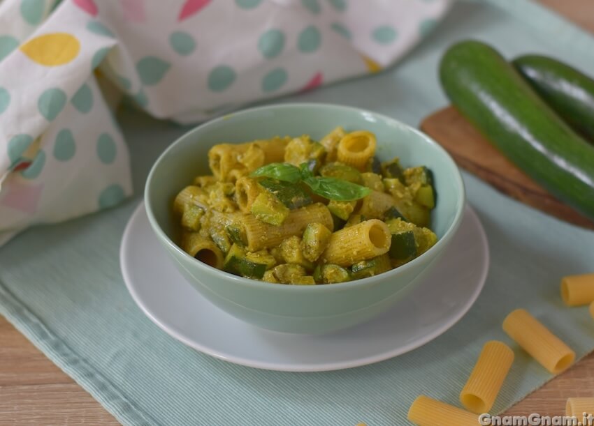 Pasta fredda con pesto e zucchine: il primo estivo pronto in 15 minuti