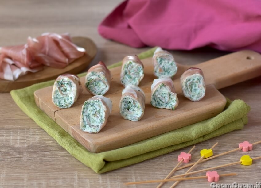 Involtini freddi di speck: l’antipasto estivo pronto in 10 minuti