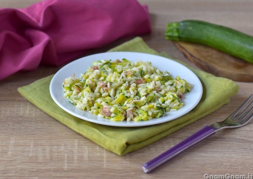 Risotto zucchine e speck: la ricetta facile pronta in mezz’ora