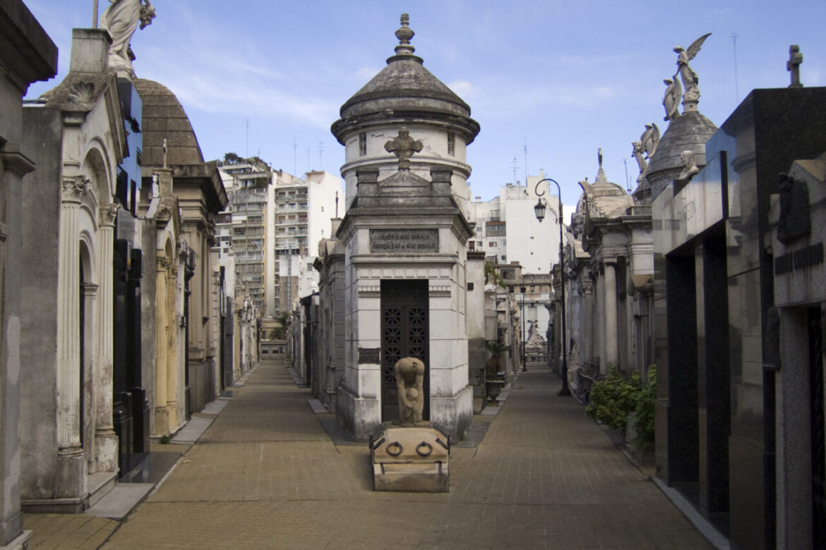 C’è chi vuole aprire un bar con vista bare al cimitero