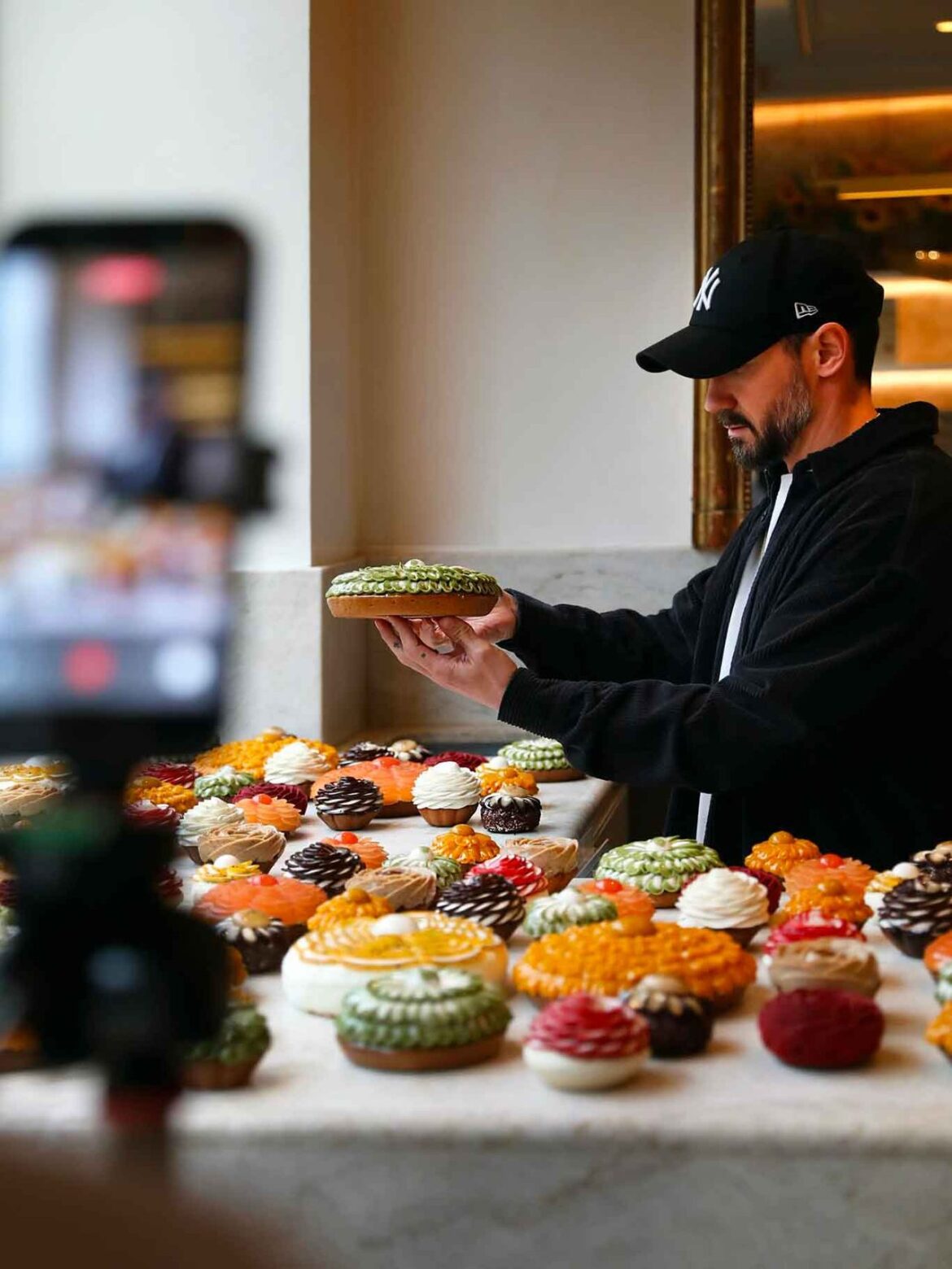 Cédric Grolet, la frutta realistica è finita: 4 fiori finti a 72 €