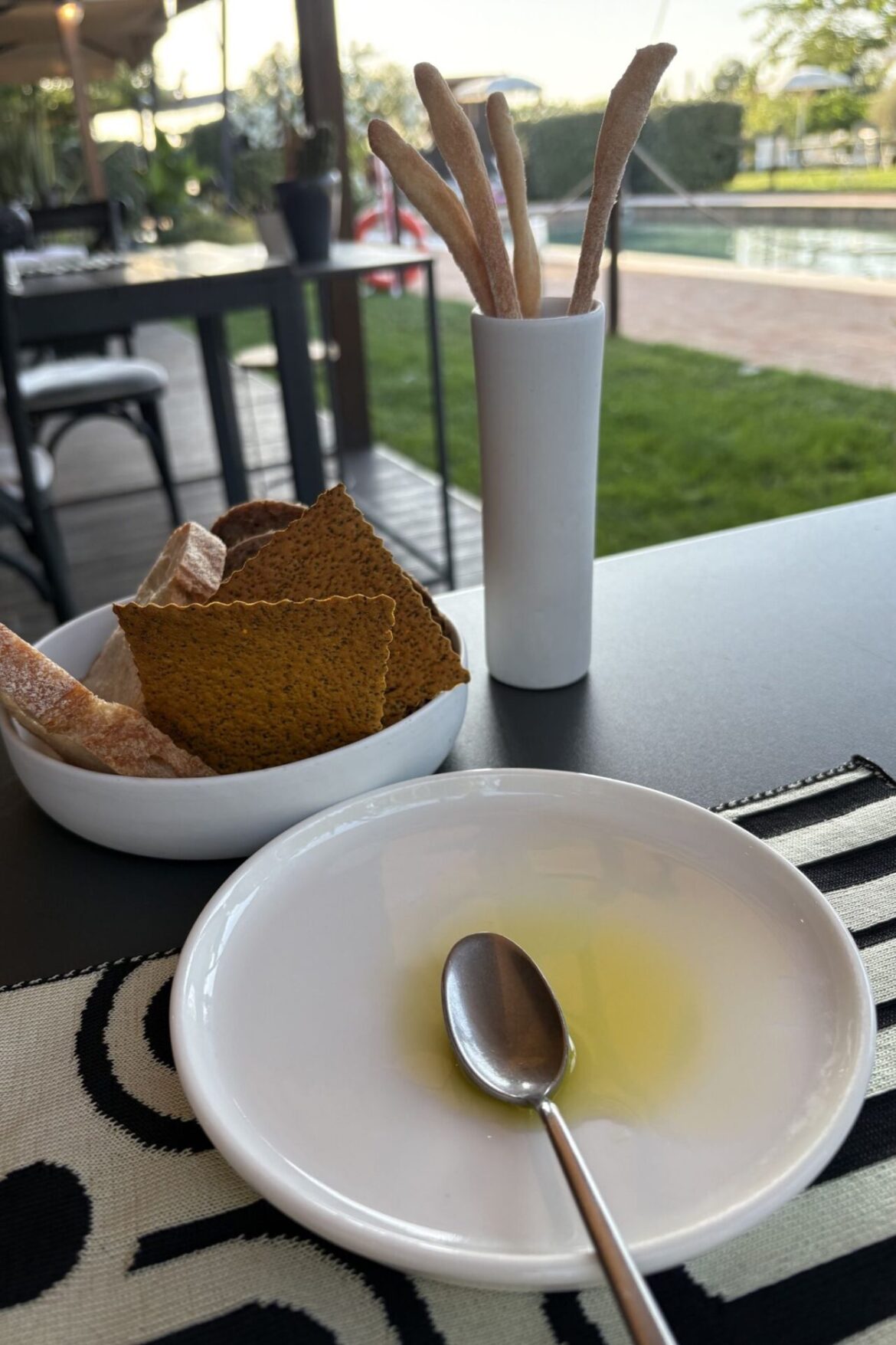 Fuga dal caldo all’osteria emiliana a bordo piscina in Umbria