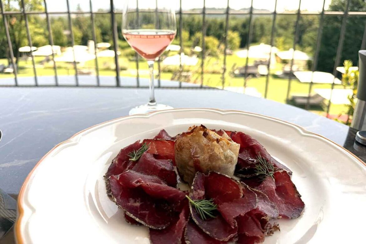Fuga da Milano ad Erba al ristorante con piscina: pranzo e bagno