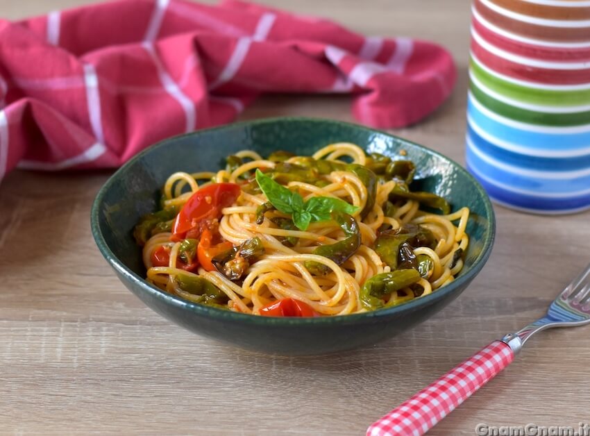 Pasta con peperoncini verdi: la ricetta napoletana che puoi preparare anche senza friggere