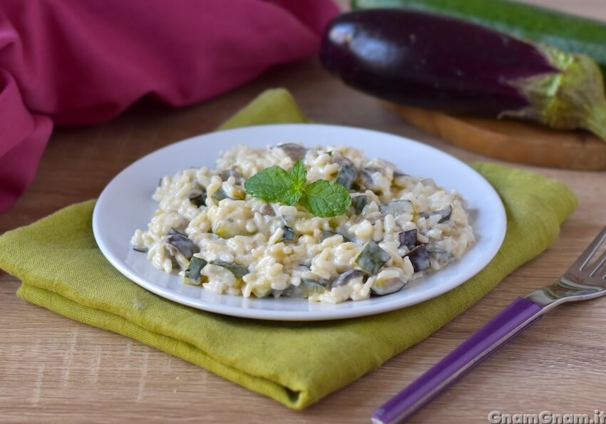 Risotto melanzane e zucchine: l’idea per la cena pronta in meno di mezz’ora