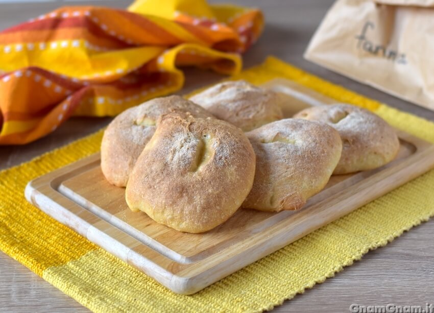 Panini al cucchiaio: la ricetta furba senza planetaria, bastano una ciotola e un cucchiaio