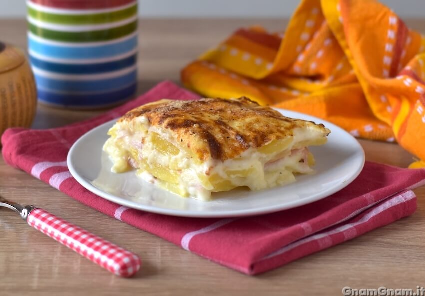 Parmigiana di patate: la ricetta cremosa e filante con prosciutto e formaggio