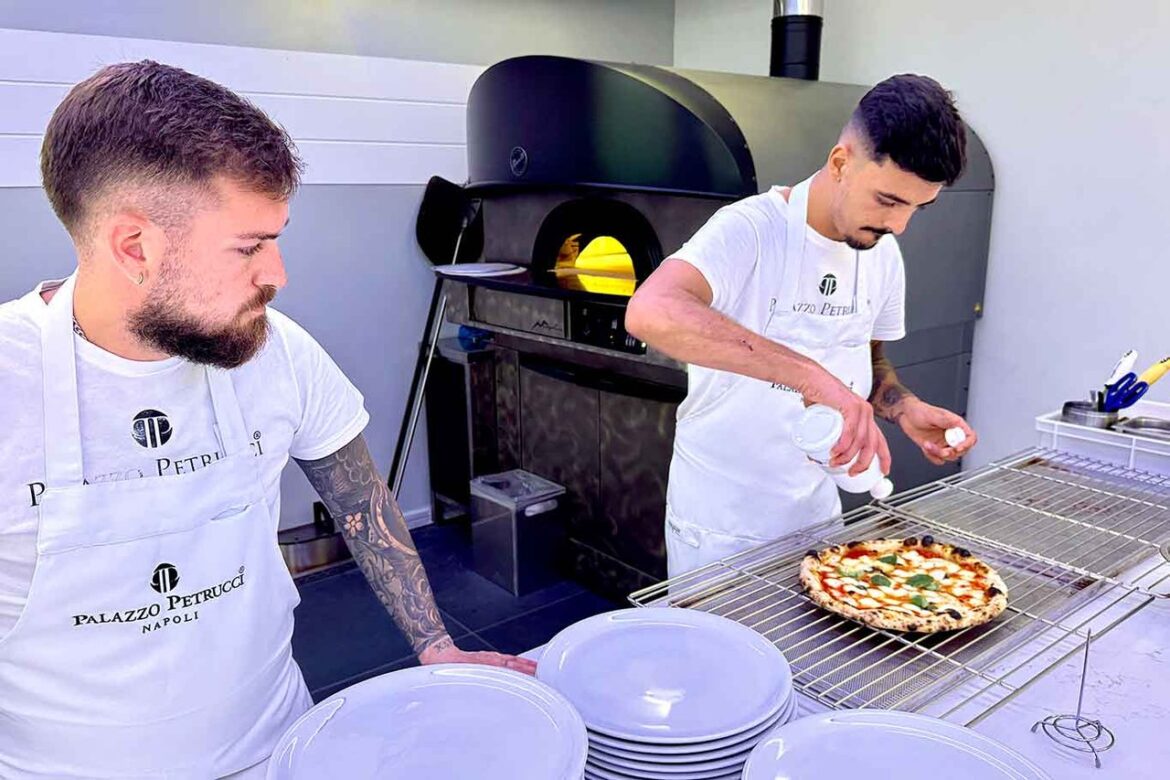 A Napoli ha aperto la prima pizzeria sulla spiaggia: è a Posillipo