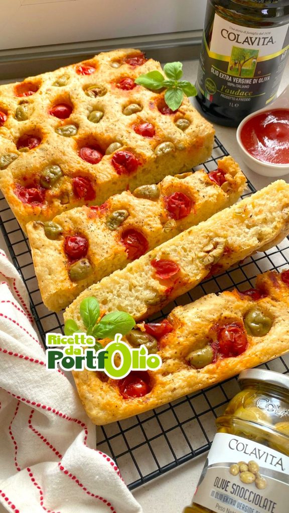Focaccia all’olio EVO con olive e pomodorini: facile, soffice e irresistibile