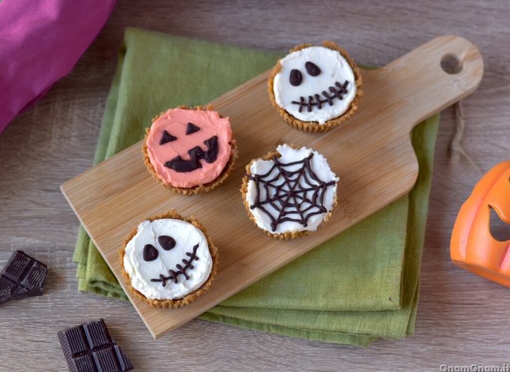 Mini cheesecake di Halloween: tre decorazioni facili con il cioccolato