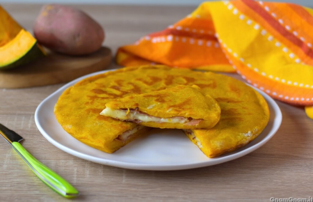 Schiacciata di zucca in padella: la ricetta autunnale con un ripieno filante