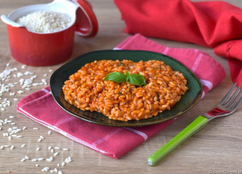 Risotto pomodoro e basilico: il primo piatto facile e pronto in 20 minuti