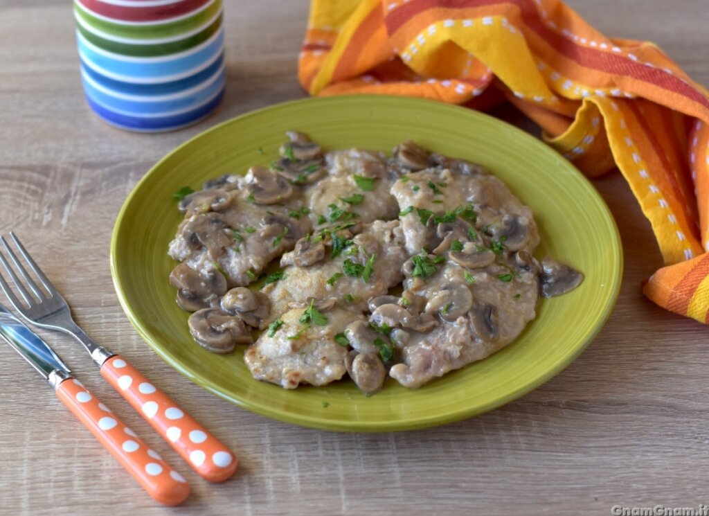 Scaloppine ai funghi: il trucco per ottenere un sughetto cremoso